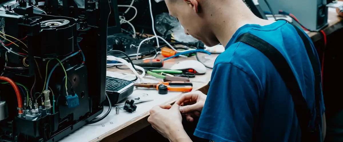 Arbeitsplatz in einer Computerwerkstatt (Symbolbild - echte Team-Fotos folgen)